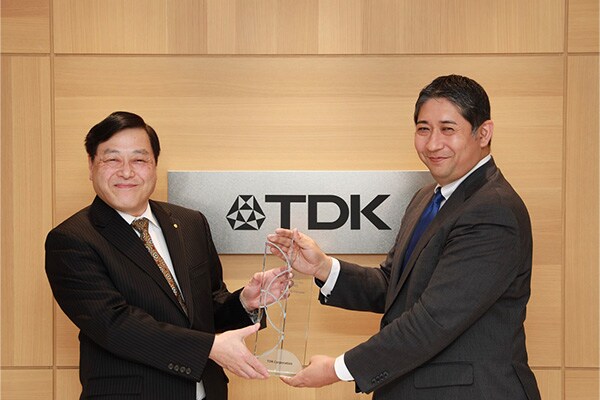 科睿唯安日本副总裁小岛崇嗣先生与TDK株式会社执行董事疋田理(左）