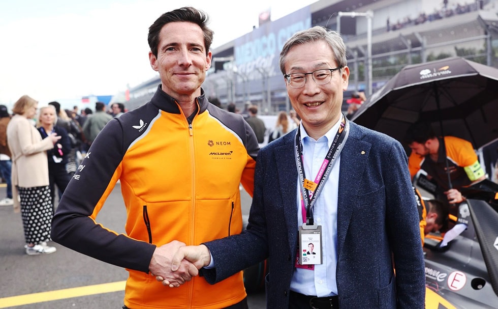 NEOM迈凯伦电动方程式车队负责人伊恩·詹姆斯与TDK 社长执行董事CEO 斋藤升