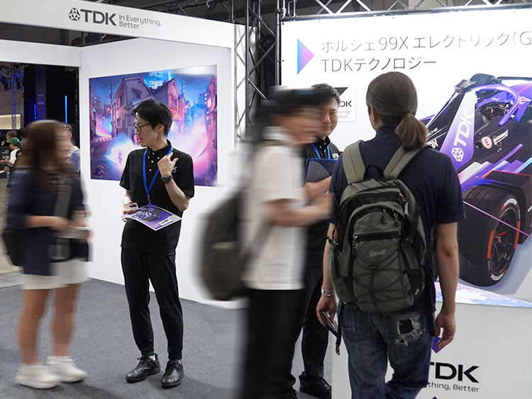 TDK、保时捷赛车运动和汉高在Fan Village会场展出的联合展台