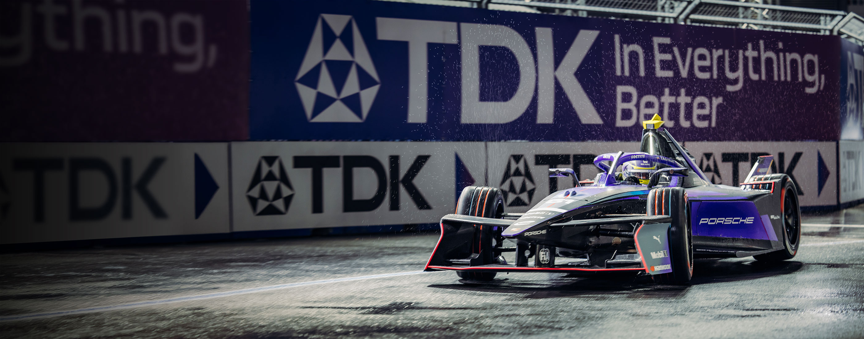 在赛道上行驶的保时捷赛车运动 Formula E 赛车
