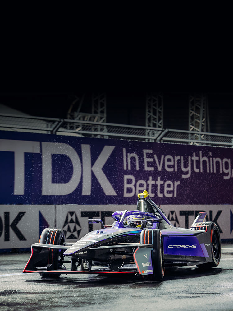 在赛道上行驶的保时捷赛车运动 Formula E 赛车