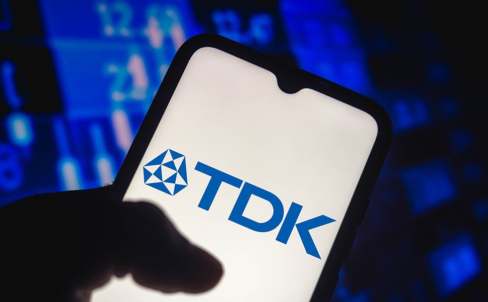 智能手机屏幕上显示 TDK 企业标志