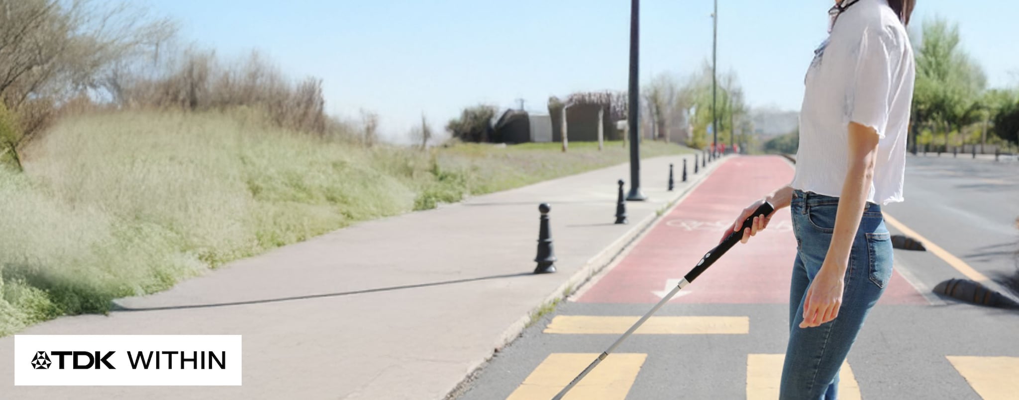 拿着 Smart Cane 2 走路的人