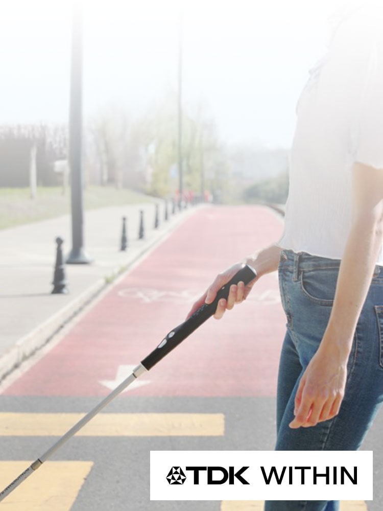 拿着 Smart Cane 2 走路的人